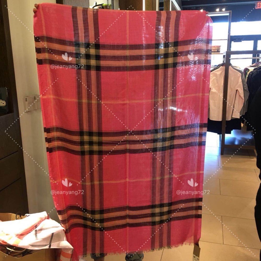 Burberry Women’s Scarf 51%Wool 49%Silk